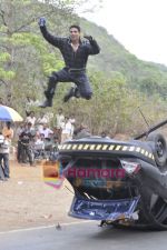 Akshay Kumar performs a mindboggling stunt for Khatron Ke Khiladi 4 in Filmcity, Mumbai on 2nd June 2011 (33).JPG